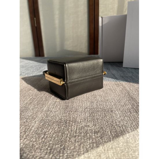 20240315 P1060 CELINE 2021 Autumn/Winter Small Box Bag features a square and angular silhouette with a retro feel, making it very noble and elegant. The beautiful design of the Arc de Triomphe lock is also clever, with a strong aura that can be perfectly 