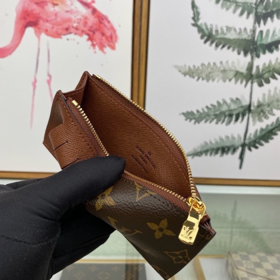 20230908 Louis Vuitton] Top of the line original exclusive background M30271 vintage size: 8.0x 14.5x 1.0 cm This COIN clip combines Taga leather and Monogram canvas with harmonious colors, outlining concise lines. The silver zipper hides the change bag u