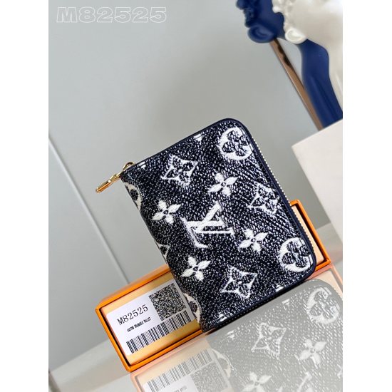 20231125 P540 [Exclusive Real Shot M82483] This Zippy Zippy Zipper Zero Wallet is made of Monogram jacquard canvas and coated with a delicate and metallic luster. The exquisite configuration hides ample space, making it easy to put into a pocket or handba