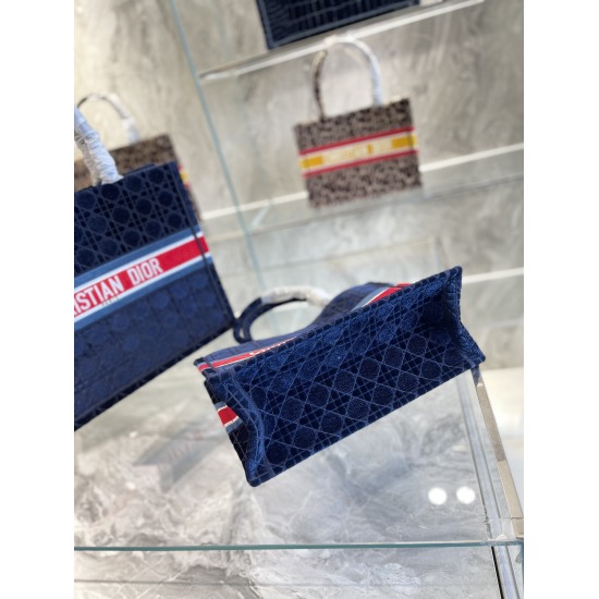 On October 7, 2023, the original velvet p280/220 Dior Book Tote is an original work signed by Christian Dior Art Director Maria Grazia Chiuri and has now become a classic of the brand. This small style is designed specifically to accommodate all your dail