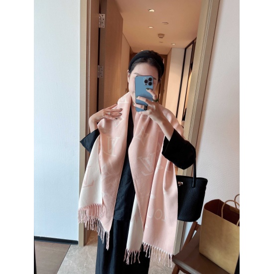 On May 5th, 2023, the new 35LV counter is specially available at foreign counters. Scarf and shawl, luxurious and grand, with a refined style of petty bourgeoisie. All beautiful language cannot be overstated, cleverly combining the fashion mirror emblem w