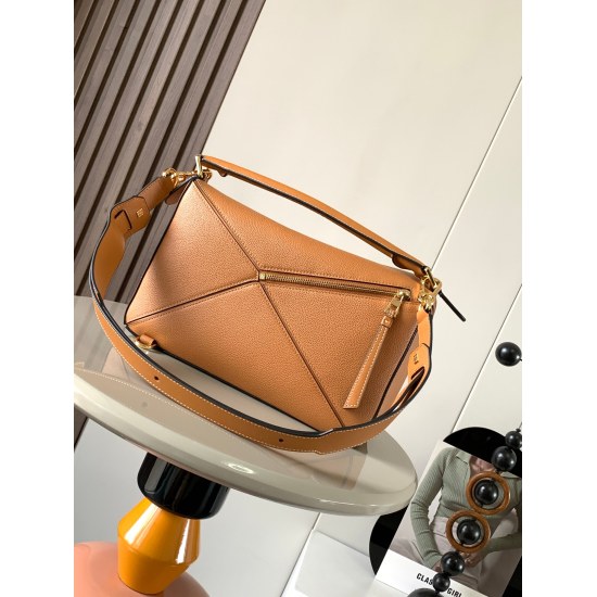 20240325 P920 Geometry Bag 29CM Puzzle Handbag~Original imported lychee grain cowhide Luo's popular geometry bag Puzzle Handbag is the first handbag launched by Creative Director Jonathan Anderson for L0EWE. The rectangular shape and precise cutting techn