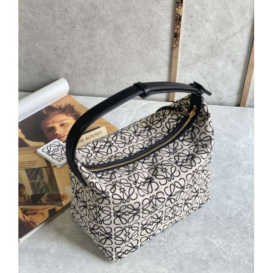20240325 P730 Large Bench Bag~Latest Popular Underarm Bag Cubi Embroidered Design with Advanced Sense. It can produce wonderful chemical reactions when paired with a plain white T-shirt. The adjustment function of the shoulder strap is also very thoughtfu