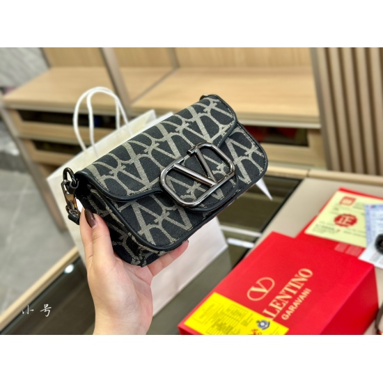 2023.11.10 220 box size: 20.12cm Valentino new product! Who can refuse Bling Bling bags, small dresses with various flowers in spring and summer~It's completely fine~