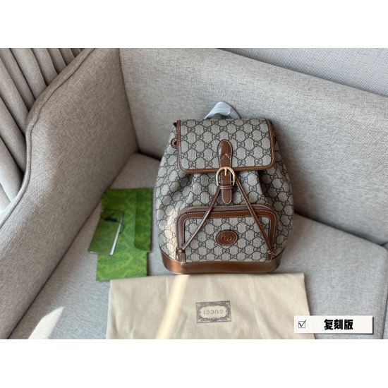 On October 3, 2023, 230 comes with a box size of 26 * 28cmGG. This backpack is perfect for multiple occasions, whether it's for work, business or leisure travel! The same style as the male god!