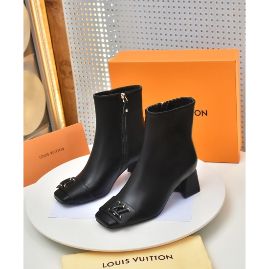 On November 17, 2024, LV versatile short boots have been updated again!!! Official website and counter are simultaneously launched, with inner belt zipper and face leather: top layer cowhide+LV iconic floral leather splicing, high-end sheepskin padding in