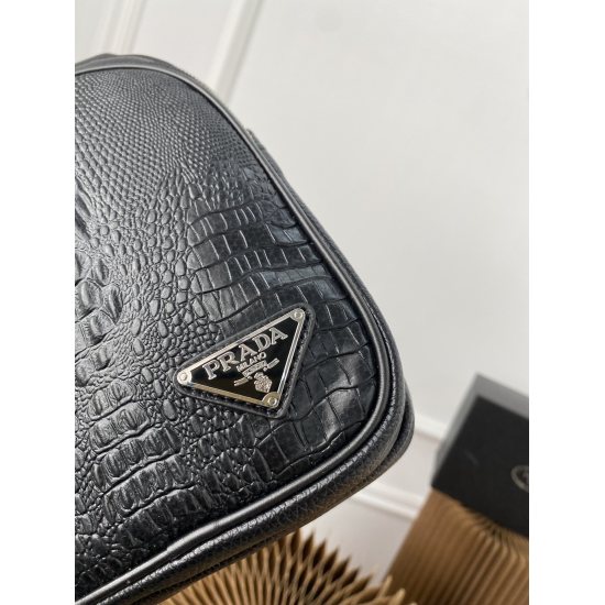 2023.11.06 P140 Prada Crocodile Chest Bag Crossbody Shoulder Bag Backpack features exquisite inlay craftsmanship, with a physical photo taken of the original factory fabric delivery receipt of 28 x 16cm.