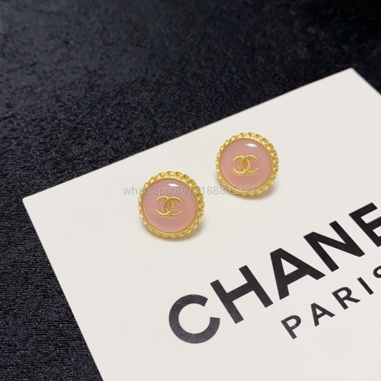 On July 23, 2023, the new Chanel Small Fragrance Double C Simple Pink Tender Small Earrings are really super beautiful. The design is simple, but the wearing effect is amazing. Even small earlobes like mine are very good. The brass material on the ears is
