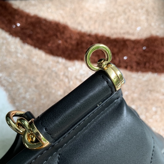 20240319 P530 [Dolce Gabbana Dolce Gabbana] Delicate handmade imported cowhide paired with the top of the bag, pure handmade oil edge. Favorite by many celebrities, it can be used as a crossbody overseas purchasing agent with style and aura. Any combinati