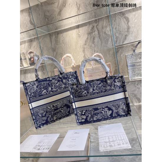 2023.10.07 p2290/310 Dior Book Tote is an original work signed by Christian Dior Art Director Maria Grazia Chiuri and has now become a classic of the brand. Designed specifically to accommodate all your daily necessities, it is embroidered with a rose col