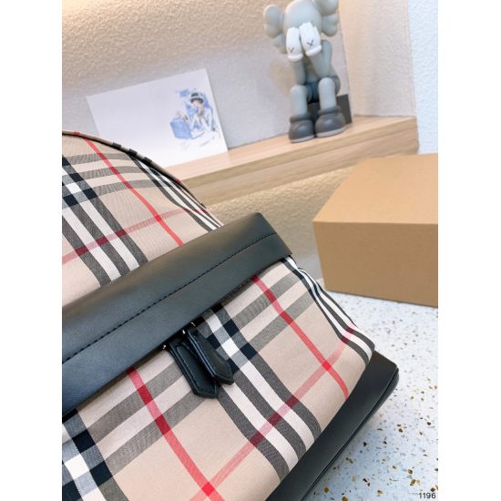 P190 on November 17, 2023. Burberry backpack. Advanced customized backpack The product is really beautiful! I feel very good! Canvas season! Pair denim shorts with a large backpack! Think about it, it's full of Zhengneng Blue! Size 34 40