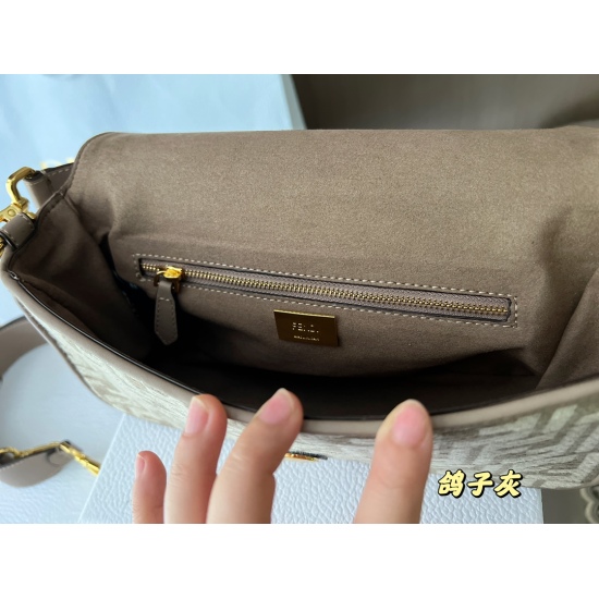 2023.10.26 245 box (upgraded version) size: 26 * 16cm Fendi (F family) Pigeon Grey Method Stick Bag! Can be carried by hand! The wide shoulder strap can also cross diagonally, a rare new product in autumn and winter!