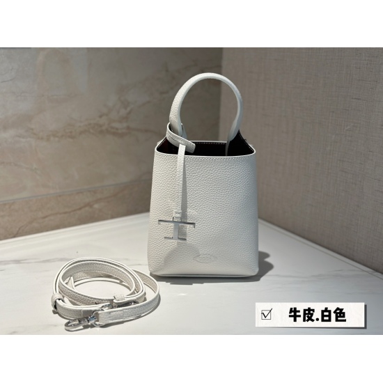 On October 13, 2023, 215 comes with a box of cowhide size: 15 * 16.5cm TODS milk tea bucket bag, which is truly fragrant! TODS's new bucket bag combines beauty and capacity, making it a cute little outfit! But it's really convenient to go out everyday wit