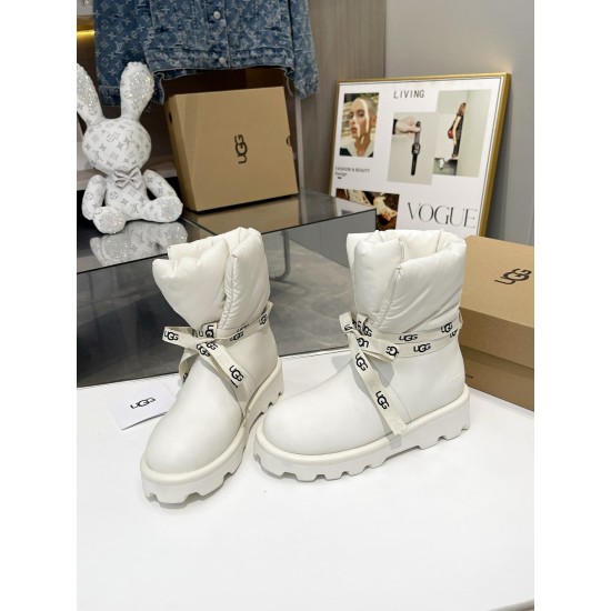 20230923 P3102022UGG New Little Martin's Unique Thermal Design ✨ The upper is made of premium Australian top layer mixed sheepskin, which is super warm ➕ Real wool lining with fashionable and versatile elements, upgraded exclusive private mold, anti slip 