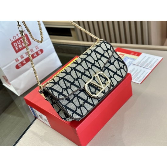 2023.11.10 230 220 box size: 27.14cm 20.12cm Valentino new product! Who can refuse Bling Bling bags, small dresses with various flowers in spring and summer~It's completely fine~
