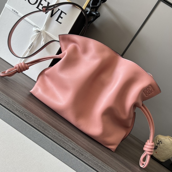 20240325 Original Order 830 Extra Class 950 Napa Cow Leather Flamenco Lucky Bag Handbag features drawstring tightening and iconic winding knots. The high-quality and soft calf leather Flamenco can accommodate, for example, a large wallet, all sizes of mob