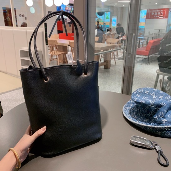 On October 29, 2023, the P215 leather Hermes new product shopping bag has the highest recent appearance rate in the entertainment industry and is an eternal classic of the H family Kelly's bag is easy to match, no matter how she wears it, it looks great o