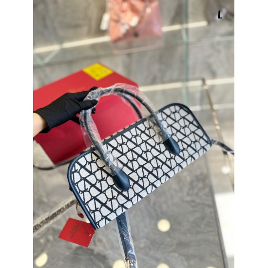 On November 10, 2023, Valentino V logo handbag p230 # Valentino Valentino handbag # Valentino Valentino V logo Zhou Zilin portrays Valentino's 2023 early spring V logo series handbag, which is cool and embellished with a unique and fashionable street look