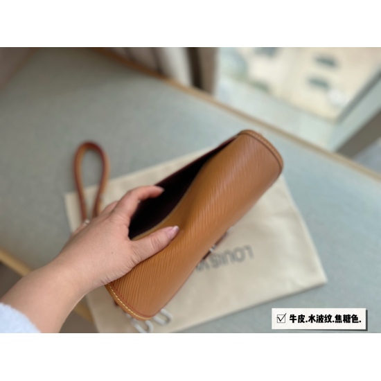 285 box size: 25 * 16cmL Home Buci Magic Stick Bag. The first time I felt the water ripple pattern was really fragrant, and after wearing it, I was amazed by the inexplicable sense of luxury, and it was also very elegant and versatile ⚠️⚠️ Head layer cowh