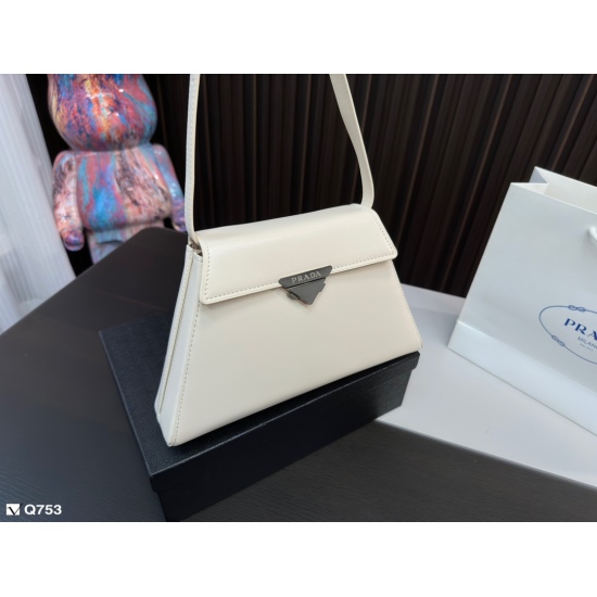 2023.11.06 195 comes with a gift box packaging. The Prada FW 23 new runway model has a very versatile upper body, and the most important thing is the age reducing version. The leather used by many celebrities is relatively delicate and soft, and the feel 