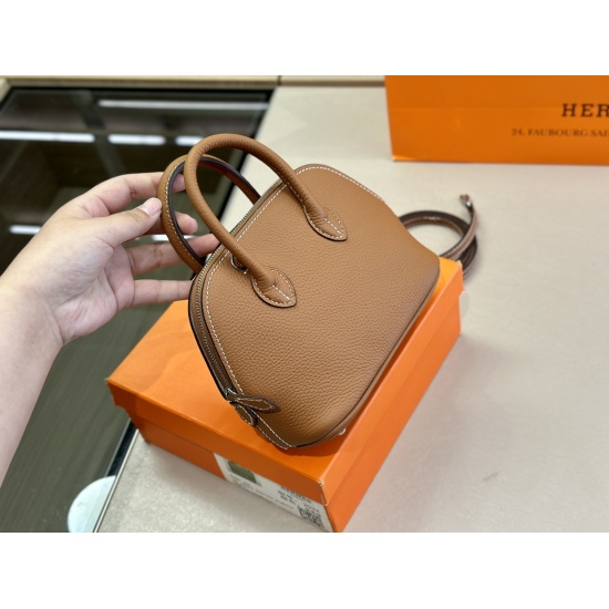 2023.10.29 240 box Herm è s cowhide mini shell bag ✅ Top level original order ✅ Comes with a scarf and pony pendant (color random), sweet and cool. Love it all, classic and versatile. Every trendy and cool girl must have a size of 18.15cm