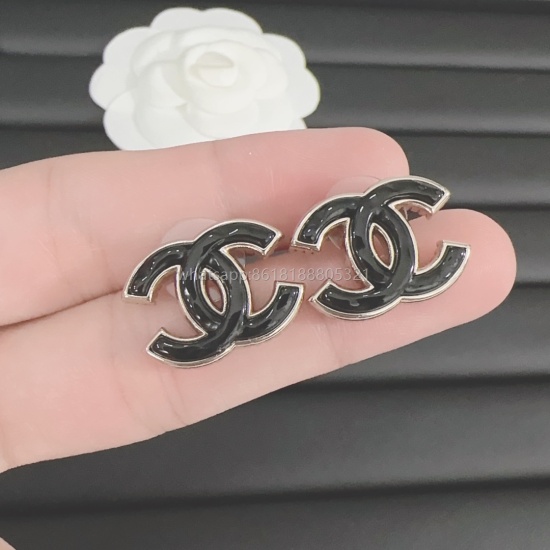 2023.07.23 Chanel's latest dual C earrings are consistent with Z brass material in black, white, and red
