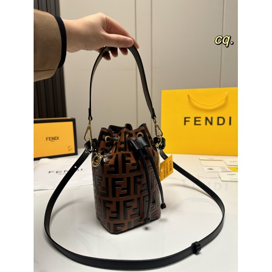 2023.10.26 P165 (with box) size: 1220FENDI new vintage drawstring bucket bag with classic FF embossed logo, light weight~palladium plated finish gold medal accessory, full of retro charm. Equipped with two shoulder straps, it is super practical for one sh