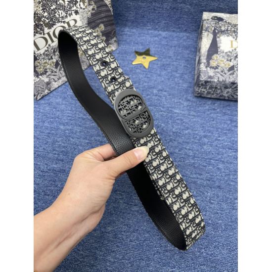2024/03/06 ^ _ ^ Latest Coming from [Brand]: This 35 Montaigne belt from Dior draws inspiration from the iconic handbag of the same name and can be flipped over to reinterpret the classic with a double-sided design. One side is made of smooth cowhide leat