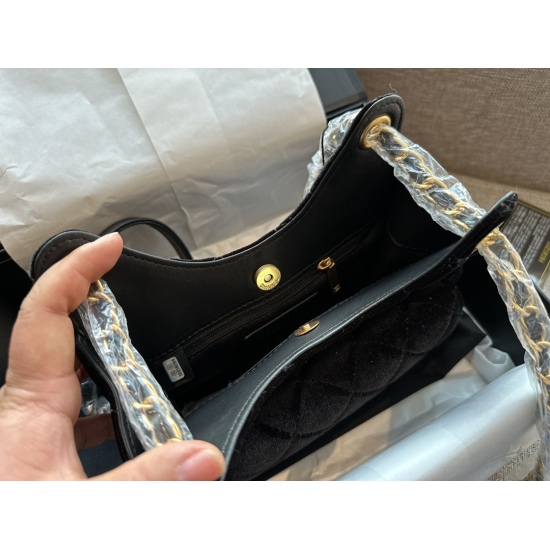 235 box size: 19 * 13cm Xiaoxiangjia 23C hippie hobo, the weather is getting cooler! I really need to change my bag! Black velvet has a strong sense of luxury, and the new velvet hobo can handle it. Wow!