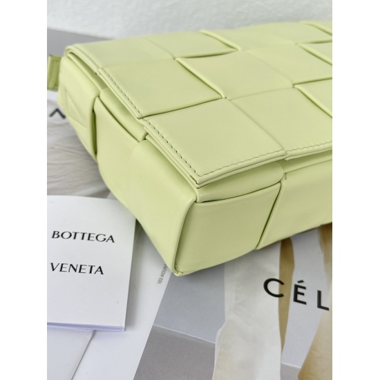 On 20240328, the original order 910, special grade 1030, is out of stock with a new color~washed lemon yellow - the new Cassette is truly suitable for both men and women. The leather surface has been changed from lamb to oil wax calf leather, with a high 