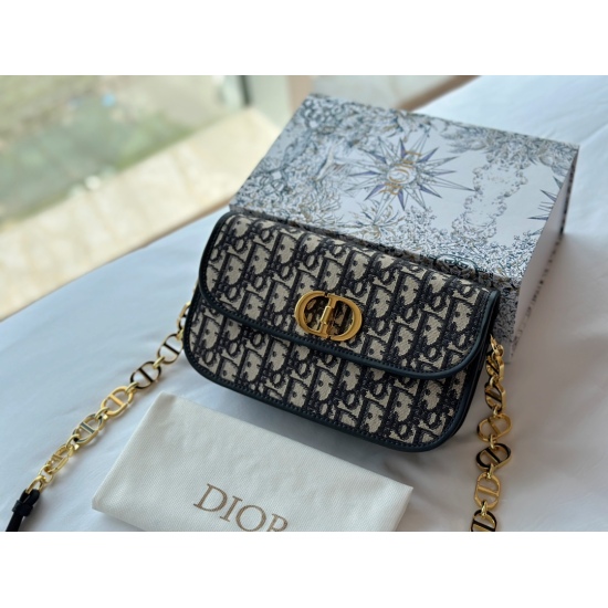 2023.10.07 240 box (upgraded version) size: 23 * 14cm counter latest Montaigne ✔️ A new member of the D family's Montaigne family, the new package is super durable! The small details are all on the logo chain, and the capacity is also large!