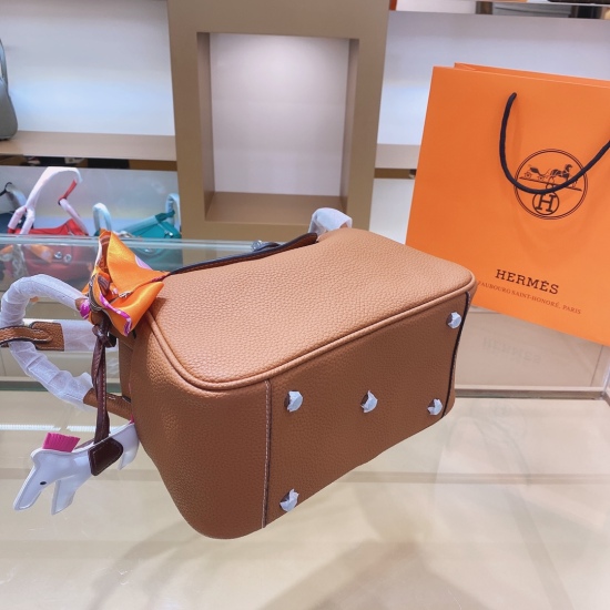 2023.10.29 P180 comes with a scarf Hermes Lindy (Chinese name: Lindy). The Hermes Lindy bag is the most luxurious bag with a more relaxed and elegant side pocket that can store small items, making it very practical ✨ It is said that Bai Fumei likes to col