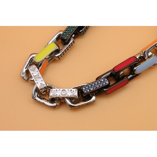 2023.07.11  Bamboo colored diamond colorful necklace Paradise Chain bracelet captures the eye with rainbow colors and fashion ideas. Enamel and transparent glass are dipped in bright and bright colors, the chain link is exquisitely carved with Monogram pa