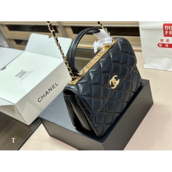 On October 13, 2023, 245 comes with a folding box and an airplane box size of 25 * 18cm. Chanel Trendy CC Organ Bag Series! The upper body is super atmospheric, with a very large capacity!