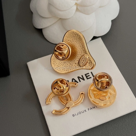 2023.07.23 Round brooch with high-quality details as shown in the picture. Single piece round brooch in mid ancient style! Excellent design, full of high-level feeling, specially customized buckle, three piece set design, multiple matching methods can be 