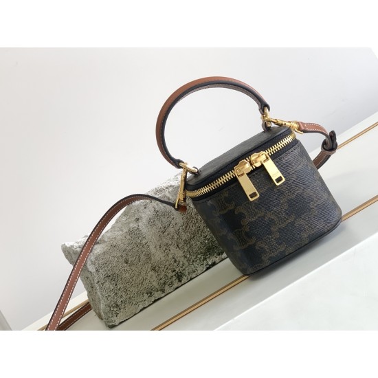 20240315 P650Celine 22 New Mini Logo Cow Leather Small Box Bag This year's sudden popularity of the Black Horse Season Exclusive is extremely cost-effective! Compact, cute, and super versatile~It looks great with skirts in summer and coats in winter# Can'