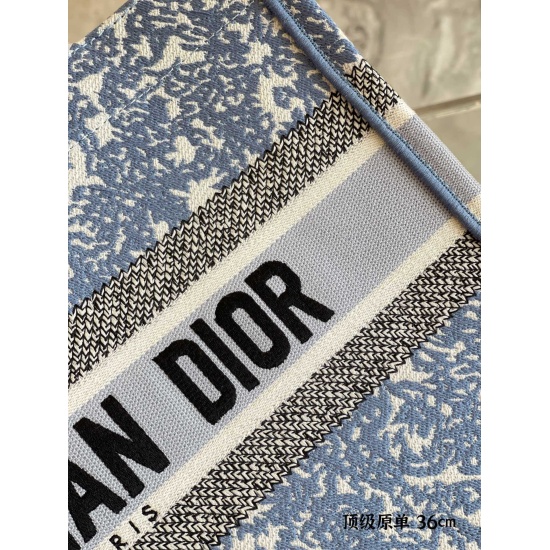 On October 7, 2023, p315 is a top tier original order with a medium size of 36cm, full of artistic atmosphere. O Dior Tote Dream Sky Collection DIOR CIEL DE REVE Dream Sky # 22Fall, a new autumn style with dreamy multi-color pattern embroidery. Inspired b