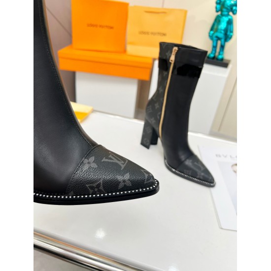 2023.12.19 2023 Latest LV donkey brand pointed short boots. Luxury and elegant, minimalist and fashionable. A clean and neat style is a must-have item for workplace styling. The overall line of the shoe body is smooth, stretching the leg shape, and the co