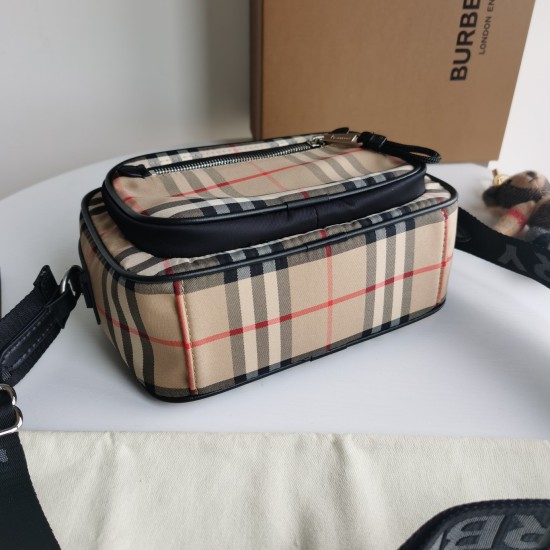 On March 9, 2024, the original Burberry plaid patchwork leather diagonal cross camera bag is a delicate diagonal backpack made of Vintage vintage plaid bonded cotton, paired with exquisite leather edging and decorated with a jacquard spun brand letter log