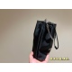 2023.11.06 175 original single box size: 15 * 19cm, exquisite, lazy, and good-looking. No objection! The design of the Prada bucket bag nylon bucket bag drawstring strap is very convenient to take and place~Take a good look at both the hand and crossbody!