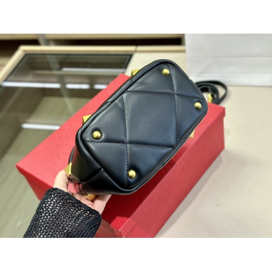 2023.11.10 225 size: 21.19cm Valentino New Product! Who can refuse Bling Bling bags, small dresses with various flowers in spring and summer~It's completely fine~