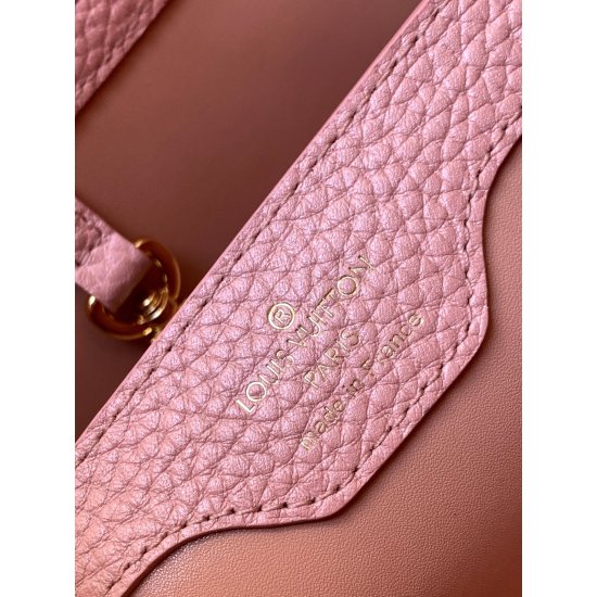 20231125 P1300 [Premium Genuine Leather M59653 Metal Powder Gold Buckle] This Capuchines BB handbag features Taurillon leather to showcase its modern style. Its leather woven chain can be easily removed or adjusted, allowing for easy switching between sho