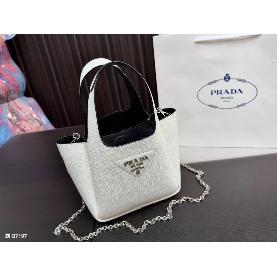2023.11.06 200 gift box size: 17 * 15cmprad Prada vegetable basket counter Tote leather handbag ✔ Cowhide quality ✔️ Leather wrapped magnetic buckle main compartment ✔