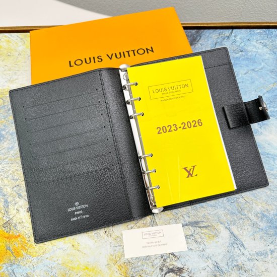 2023.09.27 Model M20004 ❤ This small notebook cover is made of Monogram canvas and can hold three credit cards. It can also be used as a communication book, notebook, or calendar. 14 x 18 cm (length x height) - Epi leather with exquisite LV initials embos