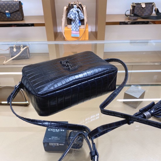 On October 18, 2023, the P195 Ysl Saint Laurent Square Fat Boy Mini Postman Bag has a cute four square shape and a considerable capacity. The internal design is also very reasonable. The bag is made of calf leather, which is resistant to roughness and has
