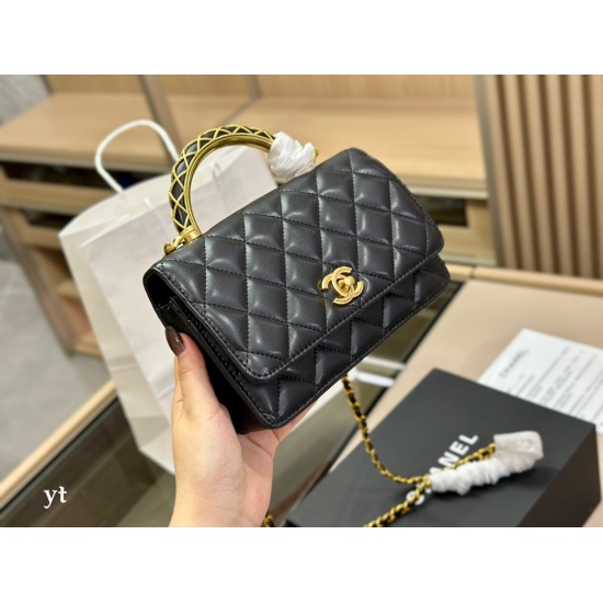 On October 13, 2023, 215 comes with a folding box and an airplane box size of 20 * 13cm. Chanel Handheld Facai Series has various awkward shapes