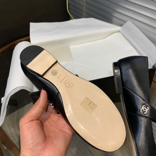 2023.11.05 P300 CH * NEL Chanel 2022 Early Spring New Retro Mary Jane Single Shoe: This last design has a retro style from the 1980s, and the upper foot is delicate and versatile. The upper adopts a top layer cowhide stitching design: sheepskin lining and
