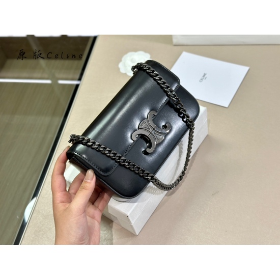 2023.10.30 220 Gift Box CELIN.Triomphe Sailing's latest Triomphe Arc de Triomphe Underarm Bag has a rectangular silhouette that exudes a vintage feel. Wear whatever you want with this bag, it's all high-end. Size: 20.10cm