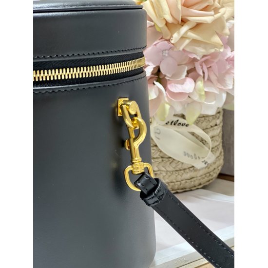 20231126 Large 880 Dior New Makeup Box Bag~More Exquisite Shape. The exquisite design fully embodies Dior's exquisite craftsmanship, making it an ideal travel companion. Paired with leather shoulder straps of the same color, it can be carried by hand or c
