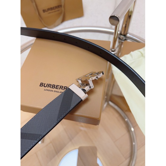 On October 14, 2023, the Burberry counter features an Italian made belt with synchronized dual use. The belt is made of leather and exclusive logo printing, environmentally friendly canvas. The belt is equipped with exquisite and exclusive logo design, an